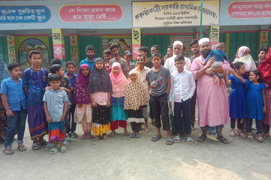 অনিয়মের অভিযোগে অবরুদ্ধ প্রধান শিক্ষককে উদ্ধার করলো পুলিশ