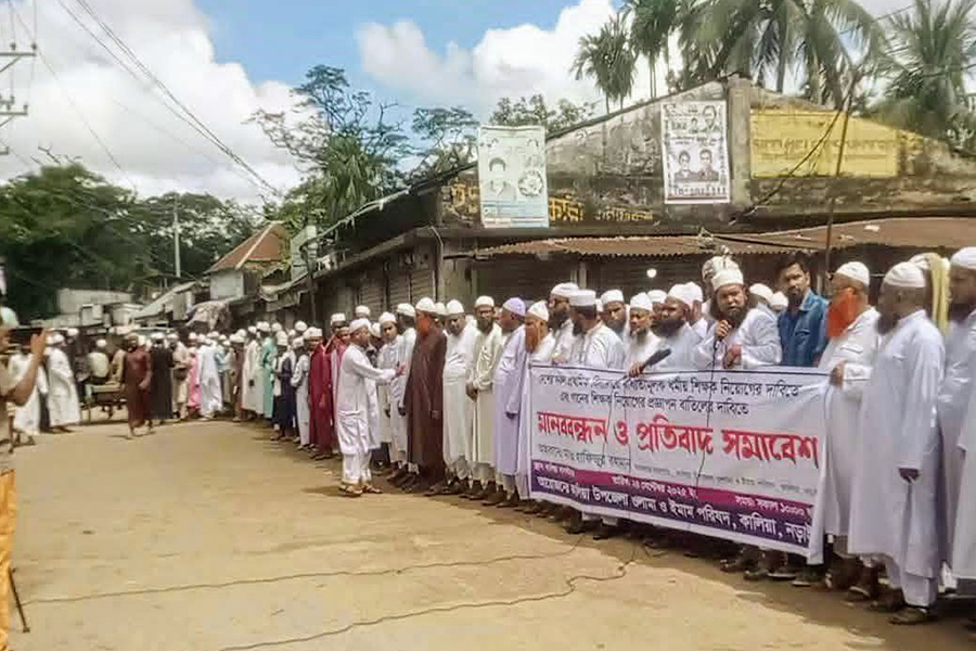 ধর্মীয় শিক্ষক নিয়োগের দাবিতে কালিয়ায় মানববন্ধন