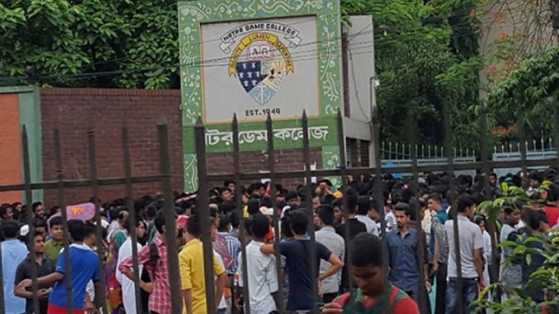 নটর ডেমে ভর্তি পরীক্ষা, শিক্ষার্থী-অভিভাবকদের উপচে পড়া ভিড়