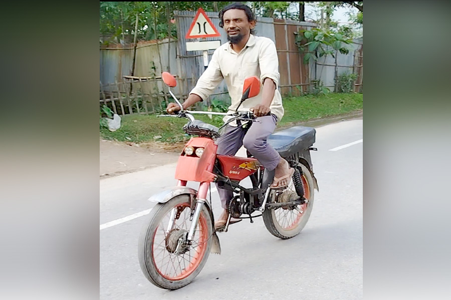 মোটরসাইকেলকে প্যাডেল সাইকেলে রূপ দিলেন মেকানিক আমিনুল