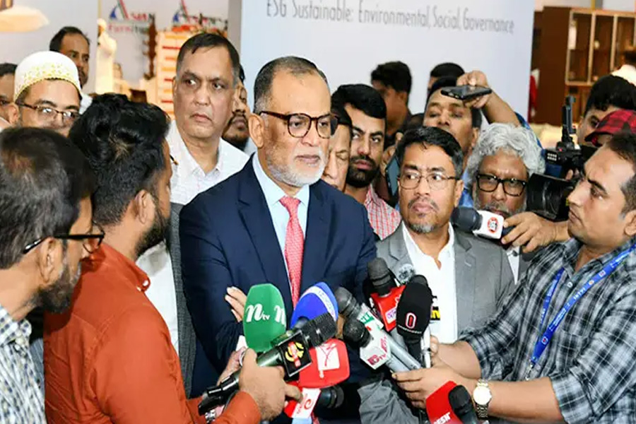 সরকার ভোজ্যতেলের দাম বাড়ায়নি: বাণিজ্য উপদেষ্টা