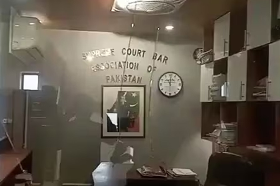 পাকিস্তানের সুপ্রিম কোর্টে বিস্ফোরণ, আহত ১২