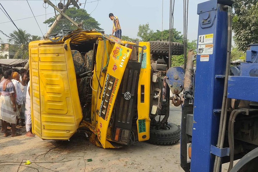 পাবনায় ট্রাকচাপায় দুই শিক্ষার্থীসহ নিহত ৩