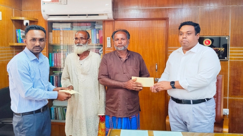 পাংশায় প্রাকৃতিক দুর্যোগে ক্ষতিগ্রস্তদের মাঝে আর্থিক প্রদান