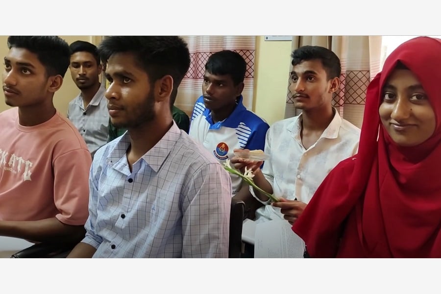 কুমারখালীতে ১২০ টাকায় পুলিশে চাকরি পেয়ে উচ্ছ্বসিত ৮ তরুণ-তরুণী