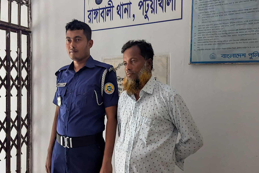 রাঙ্গাবালীতে শিক্ষক মারধর ঘটনার মামলায় প্রধান আসামি গ্রেপ্তার