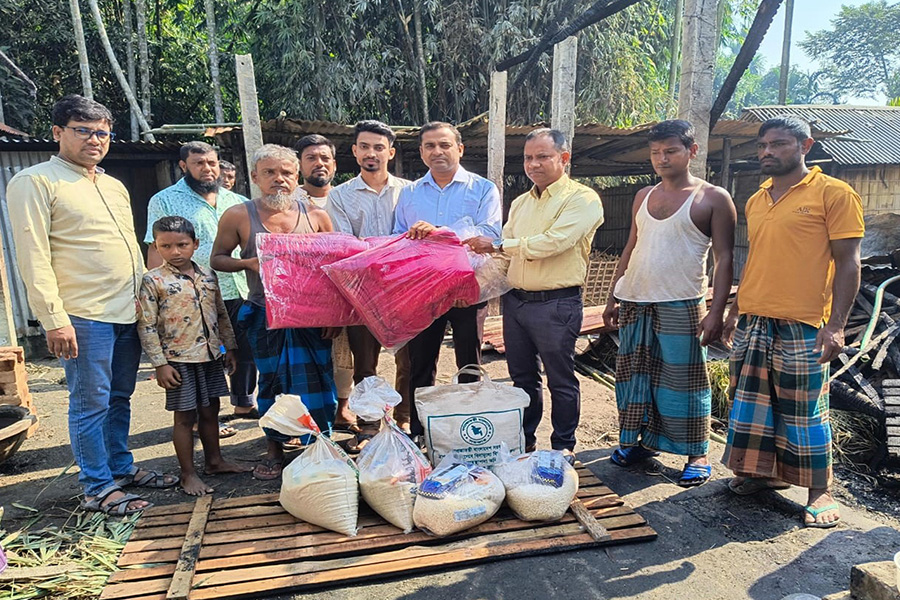ক্ষতিগ্রস্থ পরিবারের পাশে দাঁড়ালেন রাজারহাট উপজেলা প্রশাসন