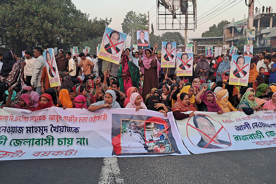 রাজবাড়ী-১ আসনে বিএনপির প্রার্থী পরিবর্তনের দাবিতে মহাসড়ক অবরোধ