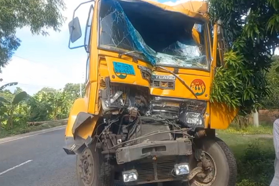 রাজবাড়ীতে পিকআপে- ট্রাকের সংর্ঘষে নিহত ২