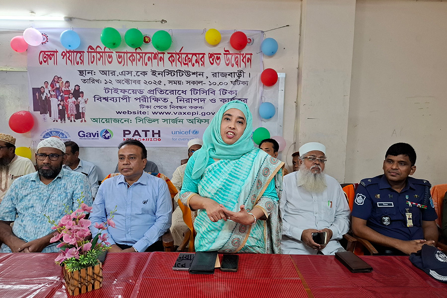 রাজবাড়ীতে টাইফয়েড টিকা প্রদান কার্যক্রমের উদ্বোধন