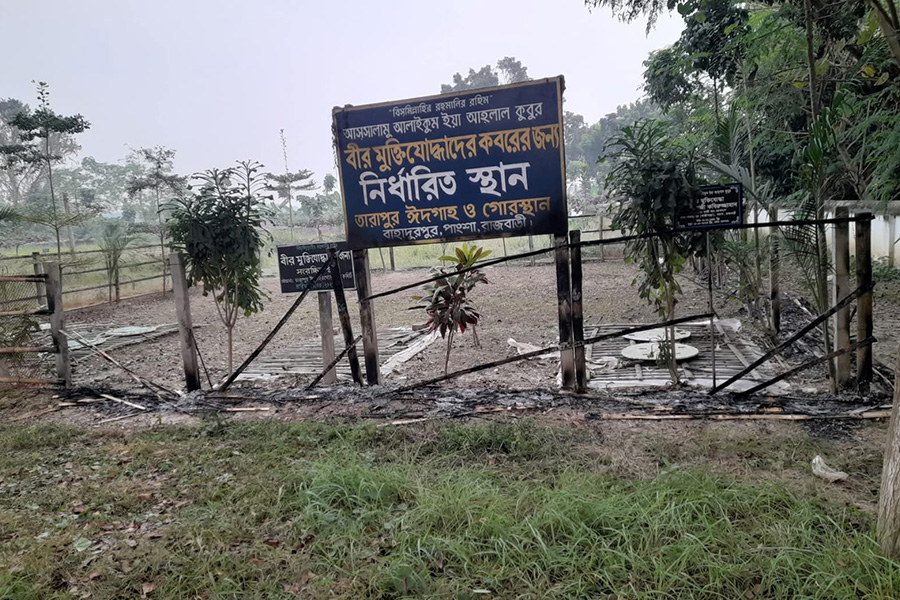 পাংশায় মুক্তিযোদ্ধাদের সংরক্ষিত কবরস্থানে দুর্বৃত্তদের অগ্নিসংযোগ