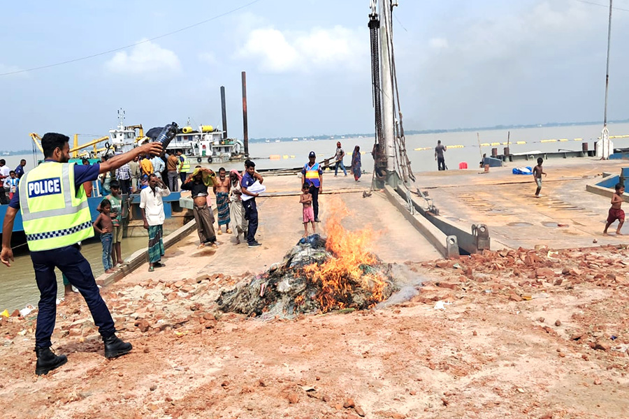 গোয়ালন্দে মা ইলিশ সংরক্ষণে দায়সারা প্রচারণায় ক্ষুব্ধ জেলেরা