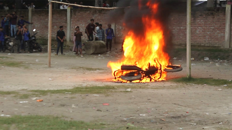 রাজবাড়ীতে শিক্ষকের বিরুদ্ধে অনৈতিক সম্পর্কের অভিযোগে বিক্ষোভ