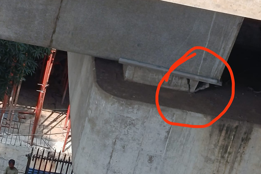 মেট্রো লাইনের বেয়ারিং প্যাড পড়ে পথচারী নিহত