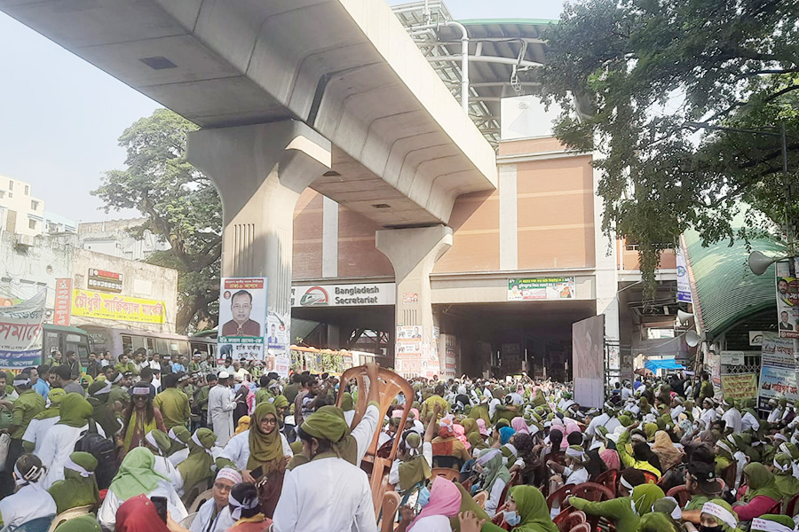 সড়ক বন্ধ করে নার্সদের সমাবেশ, জন ভোগান্তি চরমে
