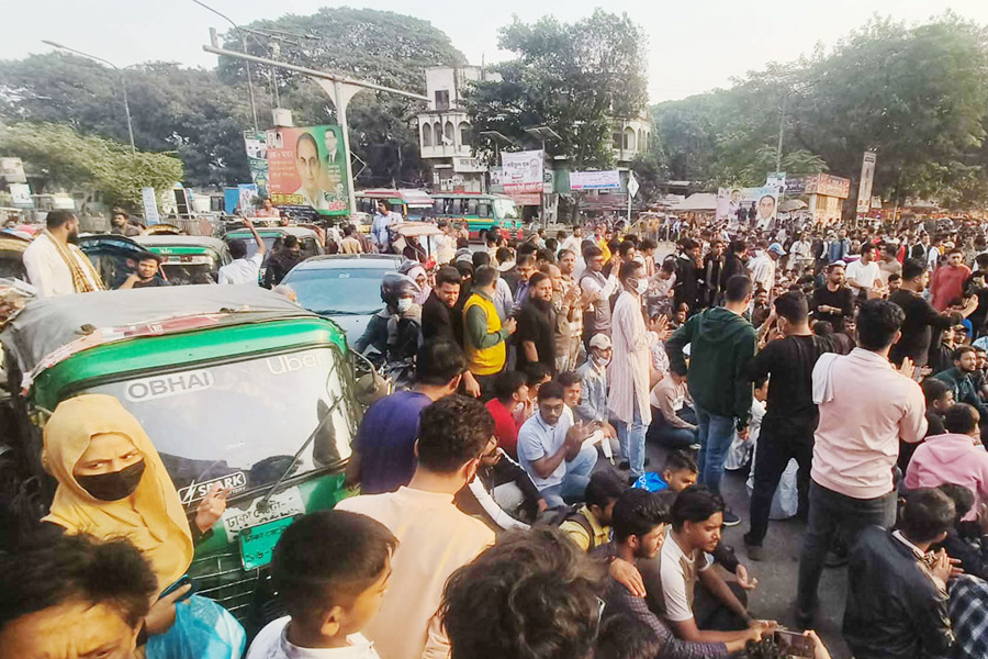 আইজিপিকে অপসারণের দাবিতে শাহবাগ অবরোধ