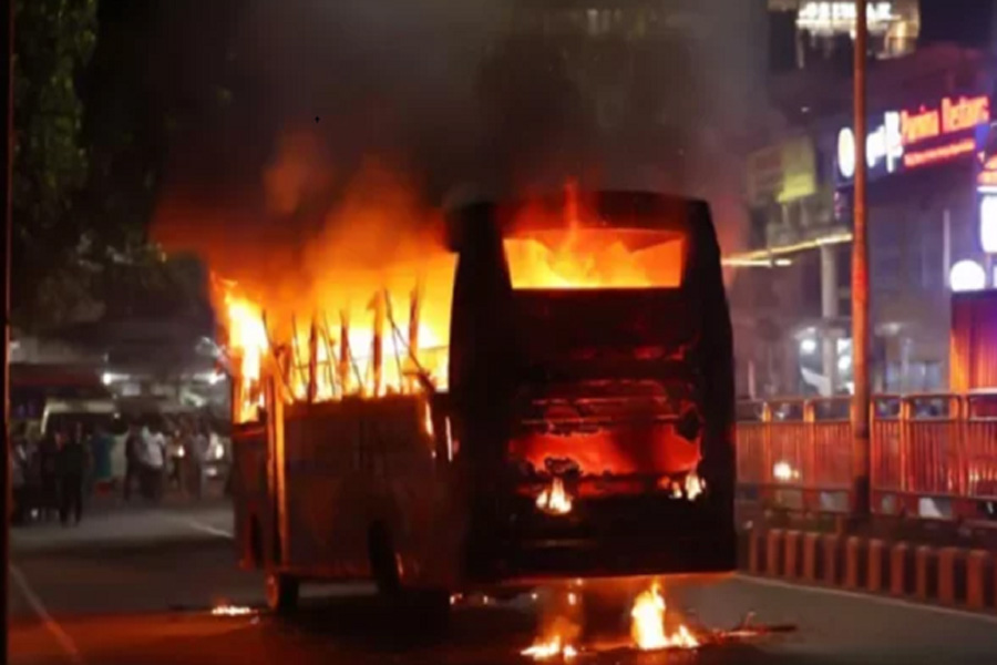 ঢাকায় হঠাৎ দুই বাসে আগুন