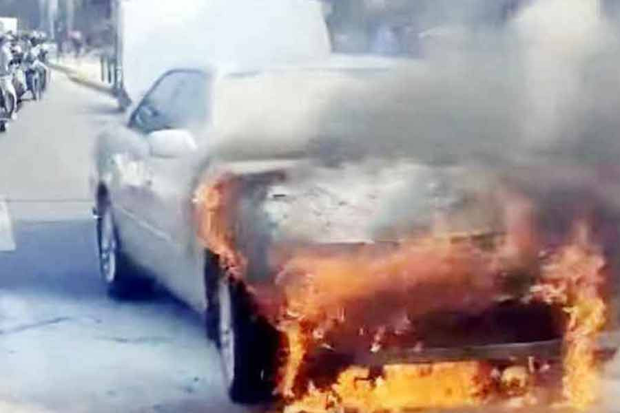 রাজধানীতে চলন্ত প্রাইভেট কারে আগুন