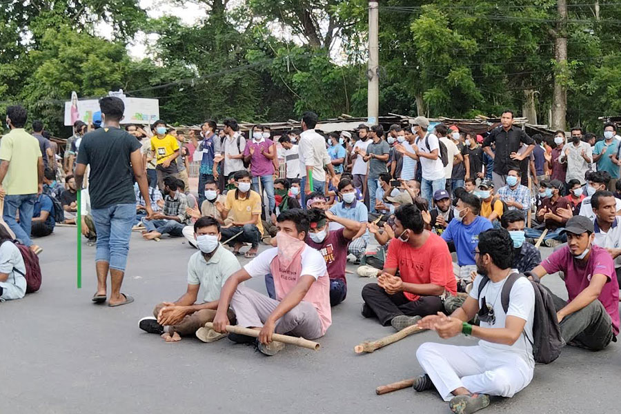 মহাসড়ক অবরোধ করে রাবি শিক্ষার্থীদের বিক্ষোভ