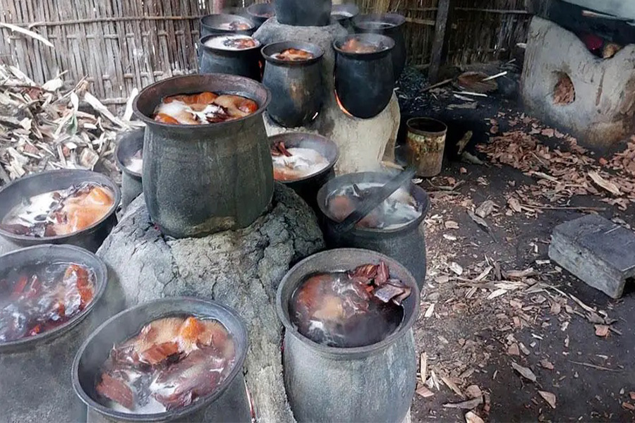 রাজশাহীতে ঐতিহ্য হারানোর পথে চারঘাটের খয়েরশিল্প