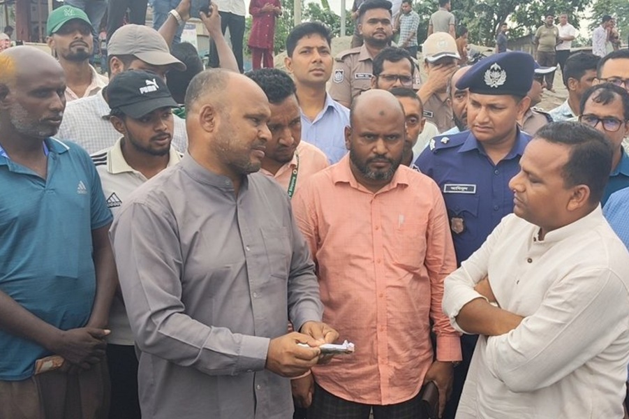 যাত্রীদের জিম্মি করে বাড়তি ভাড়া আদায়, ছদ্মবেশে ধরলেন প্রতিমন্ত্রী