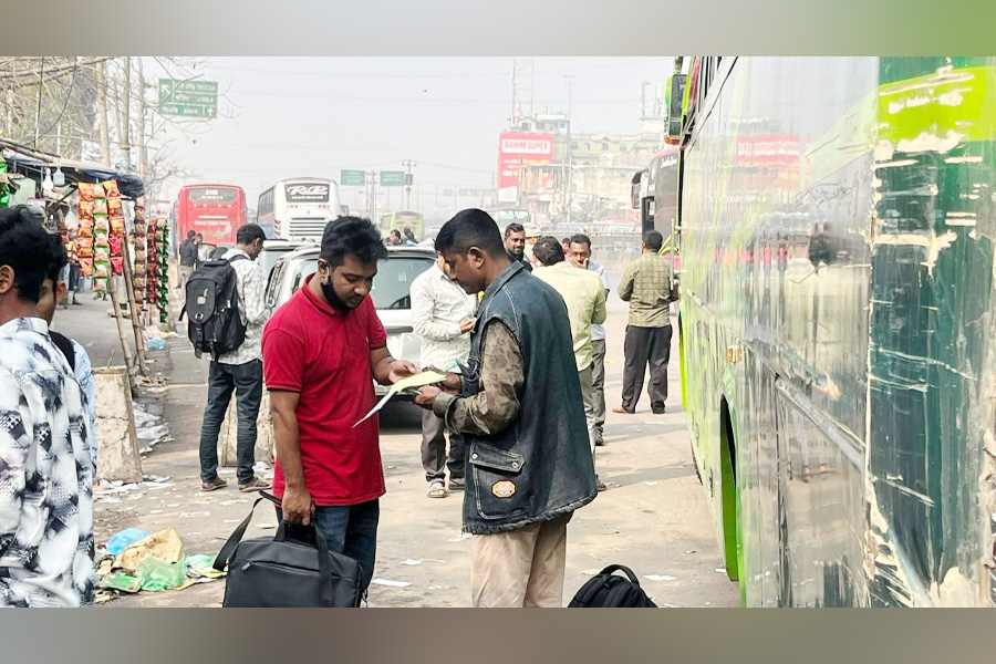 গাবতলীতে বাড়তি ভাড়া নেওয়ার অভিযোগ ঘরমুখো যাত্রীদের