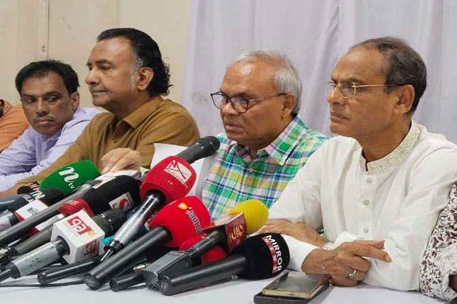 ব্যাংক লুটের টাকায় কেনা হচ্ছে ককটেল: রিজভী