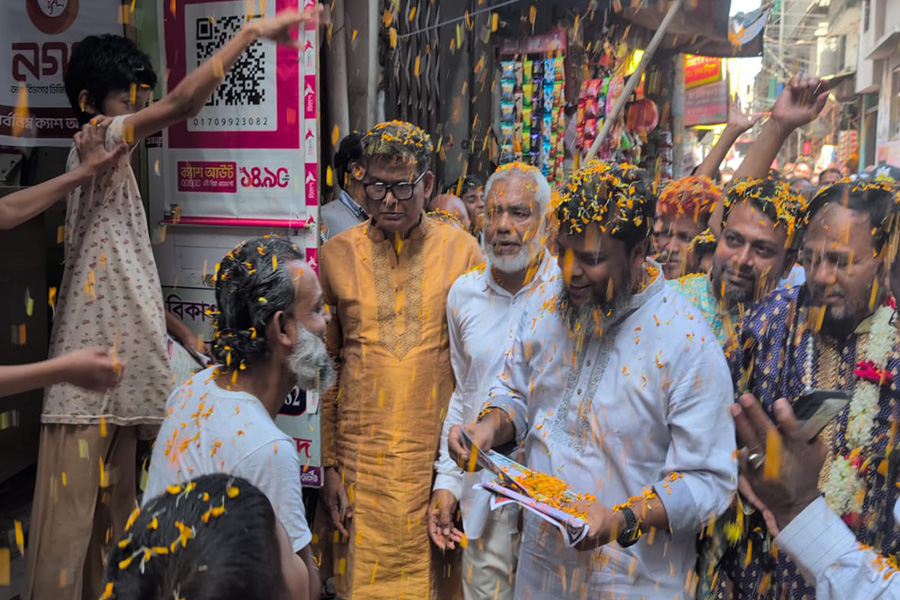 ঢাকা-৪ আসনের বিভিন্নস্থানে দিনভর গণসংযোগ করেছেন রবিন