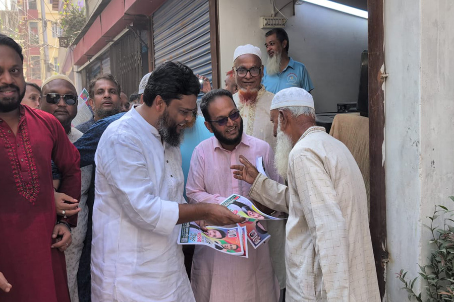 লিফলেট বিতরণ করেছেন ঢাকা-৪ আসনের প্রার্থী রবিন
