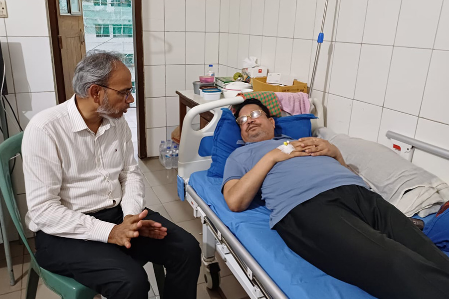 শিমুল বিশ্বাসের শারীরিক অবস্থা স্থিতিশীল, দেখতে গেলেন ডা. রফিক