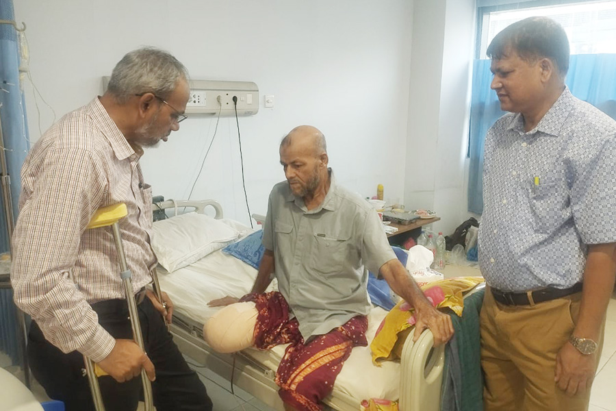 হাসপাতালে চিকিৎসাধীন নাজিম উদ্দিনকে দেখতে গেলেন ডা. রফিক