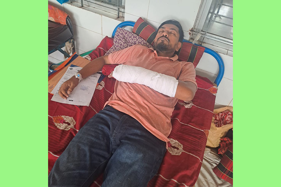 চাঁদা না দেয়ার কারণে ব্যবসায়ীর উপর হামলা