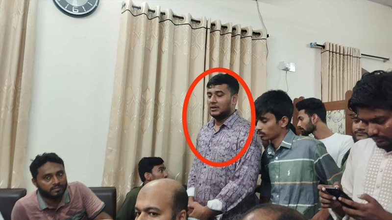 ছাত্রলীগ নেতাকে পুলিশে দিল ছাত্রদল