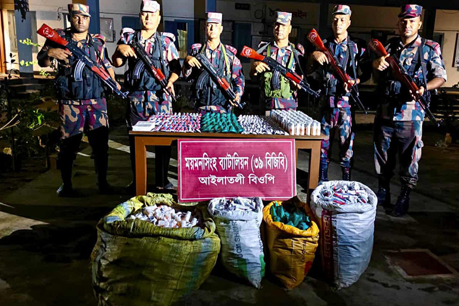 শেরপুরে সীমান্তে বিপুল ভারতীয় ঔষধ, মদ ও গরু আটক