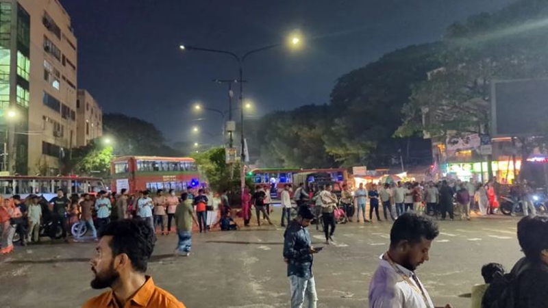 পিএসসি সংস্কারের দাবিতে শাহবাগ অবরোধ