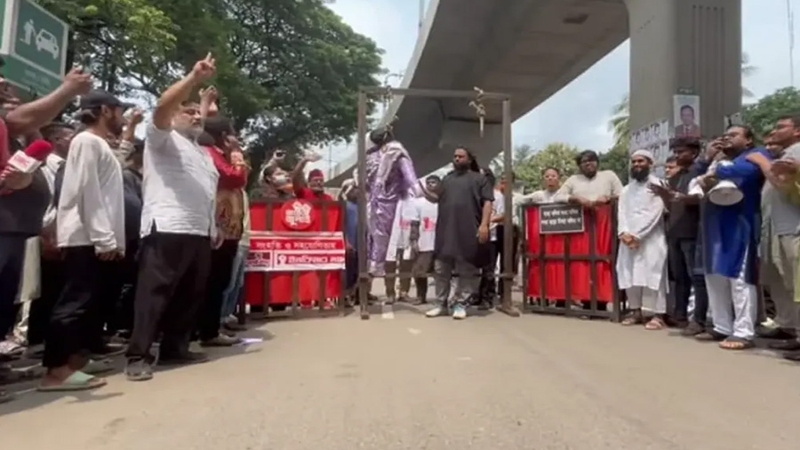জনতার আদালতে প্রকাশ্যে হাসিনার প্রতীকী ফাঁসি কার্যকর