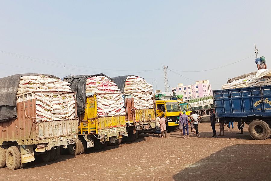 ভোমরা স্থলবন্দরে আমদানি বাড়লেও কমছে না চালের দাম
