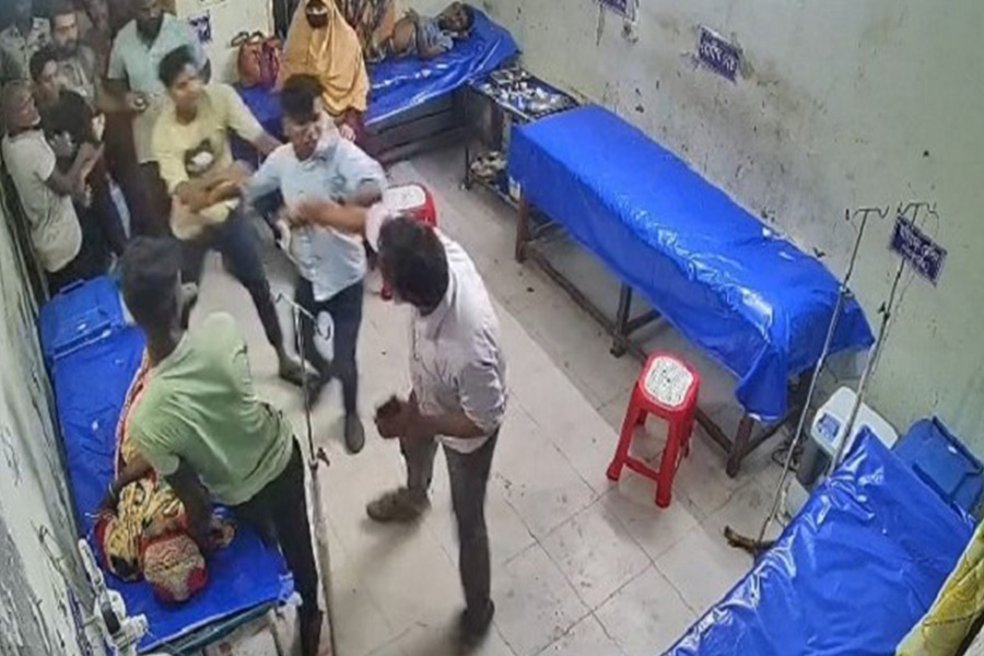 শ্যামনগর উপজেলা স্বাস্থ্য কমপ্লেক্সে হামলার ঘটনা ঘটেছে