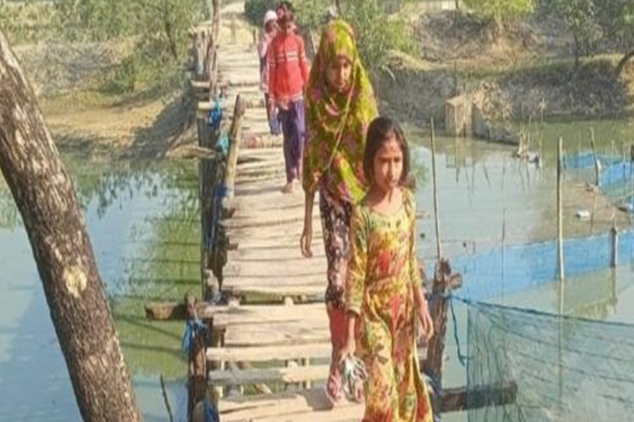 শিক্ষার পথে বড় প্রতিবন্ধক হয়ে দাঁড়িয়েছে এই নড়বড়ে সেতুটি