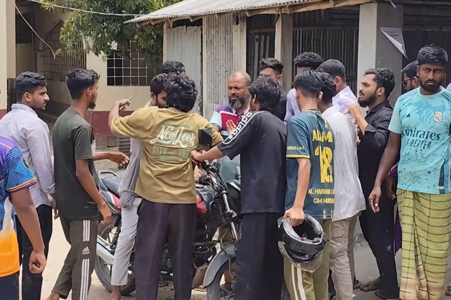 শিবিরের কমিটি নিয়ে উত্তেজনা, নেতারা অবরুদ্ধ