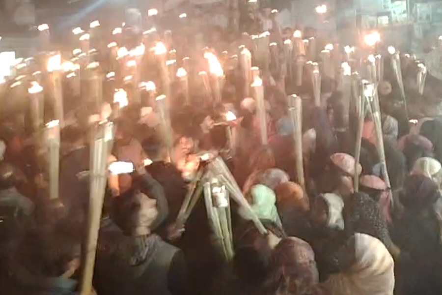 মাদারীপুর-১ আসনে কামাল জামান মোল্লার সমর্থকদের মশাল মিছিল