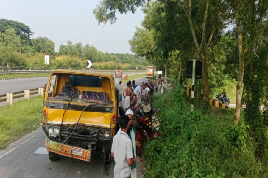 শিবচরে সড়ক দুর্ঘটনায় ট্রাকচালক গুরুতর আহত