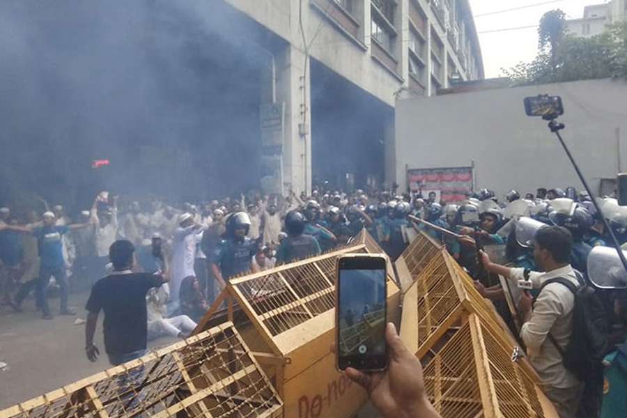 ইবতেদায়ি শিক্ষকদের মিছিল ছত্রভঙ্গ করে দিল পুলিশ