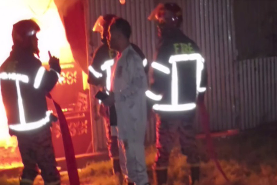 সিরাজগঞ্জে ফার্নিচার গোডাউনে ভয়াবহ অগ্নিকাণ্ড