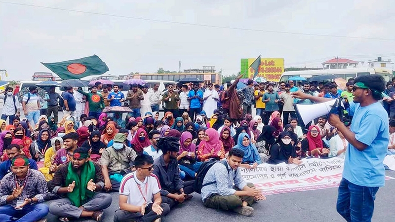 স্থায়ী ক্যাম্পাসের দাবিতে মহাসড়ক অবরোধ
