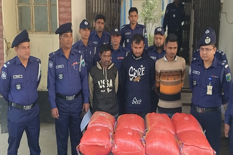 সিরাজগঞ্জে ৪৩ কেজি গাঁজা ও ট্রাকসহ মাদক কারবারি আটক