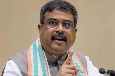 প্রশ্নফাঁসবিরোধী আন্দোলনেই উত্থান, সেই প্রশ্নফাঁসের জেরেই ধর্মেন্দ্রর বিদায়