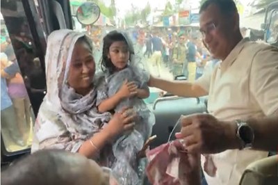 প্রধানমন্ত্রীকে টাকার মালায় বরণ করল ছোট্ট শিশু