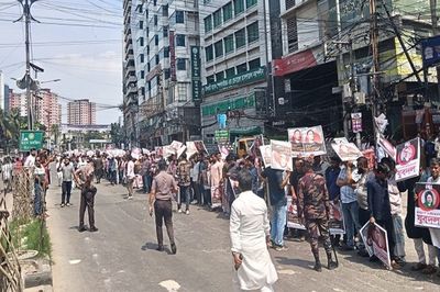 নয়াপল্টনে প্রধানমন্ত্রীর আগমন ঘিরে বিএনপির নেতাকর্মীদের ভিড়