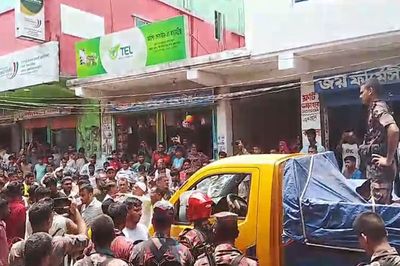 মব তৈরি করে ‘চোরাই পণ্যের গাড়ি’ ছিনতাই, পিছু হটল বিজিবি